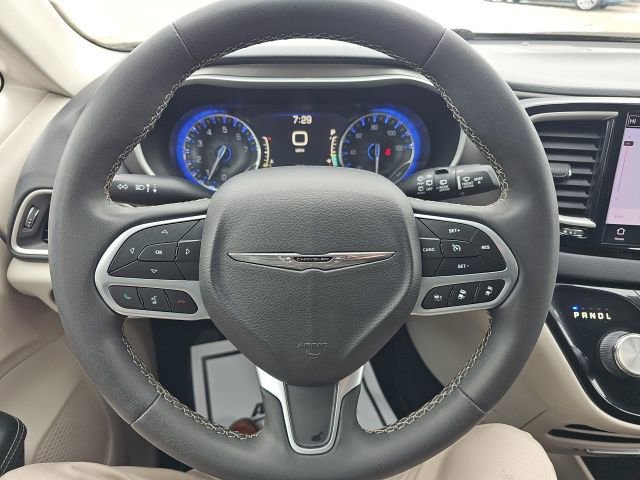 Used 2022 Chrysler Pacifica Touring-L image 13