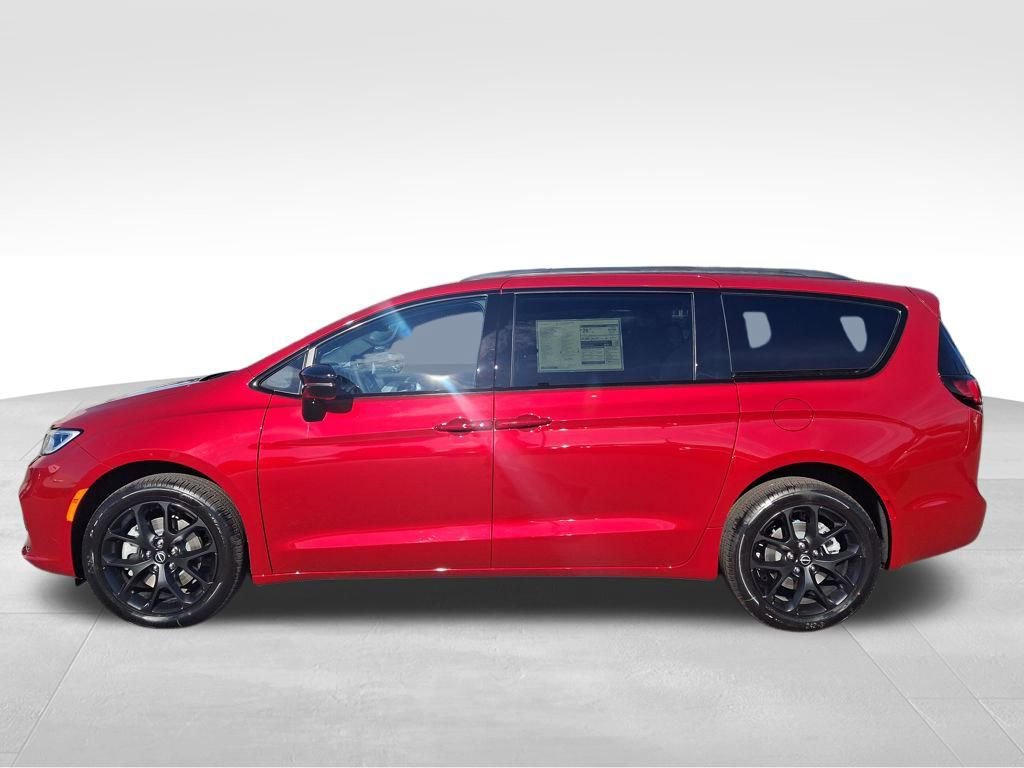 New 2026 Chrysler Pacifica Limited w/ S Appearance Package image 4