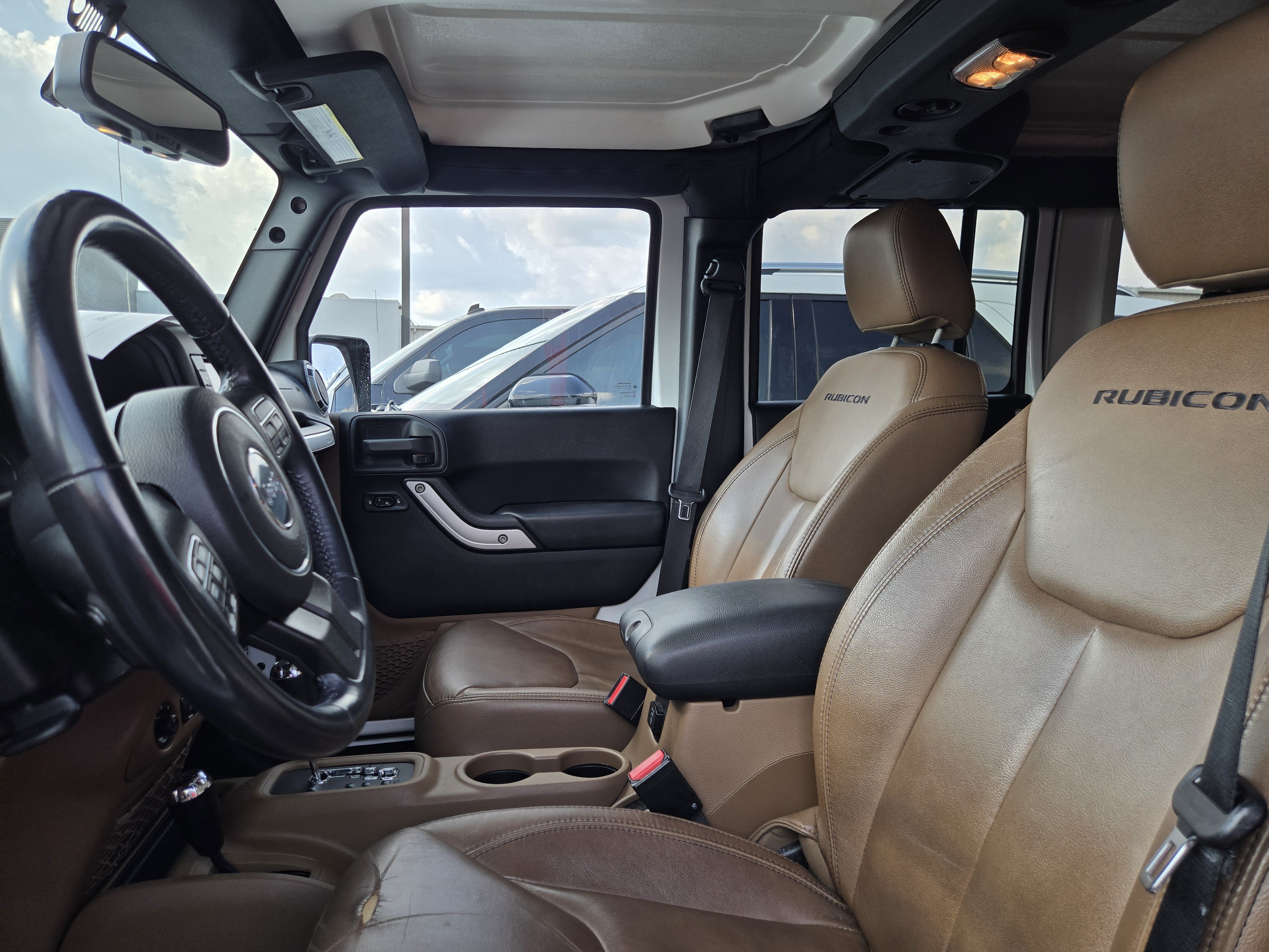 Used 2015 Jeep Wrangler Unlimited Rubicon w/ Connectivity Group AWD/4WD image 8