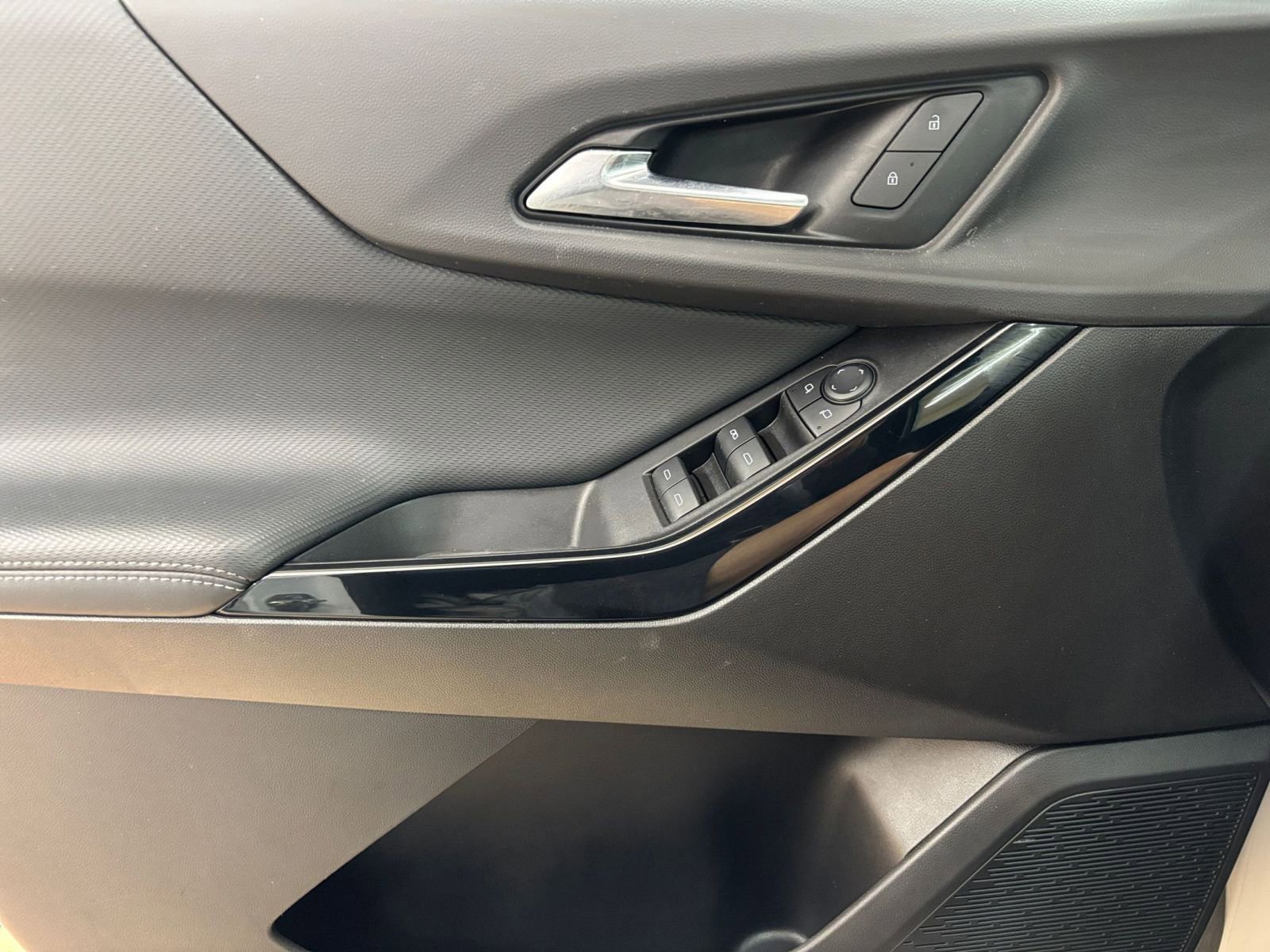 Used 2025 Chevrolet Equinox LT FWD image 18
