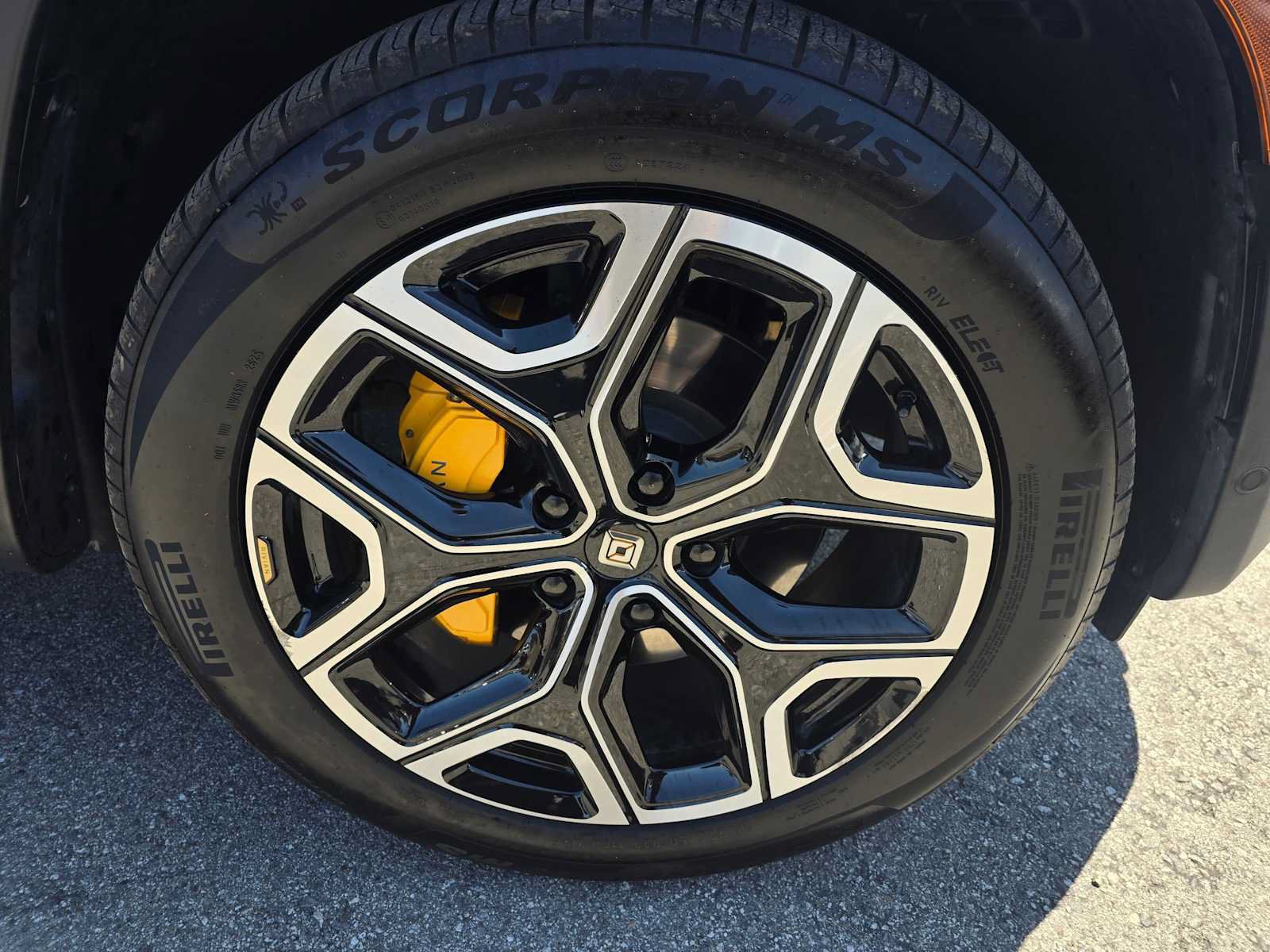 Used 2023 Rivian R1S Launch Edition AWD/4WD image 9