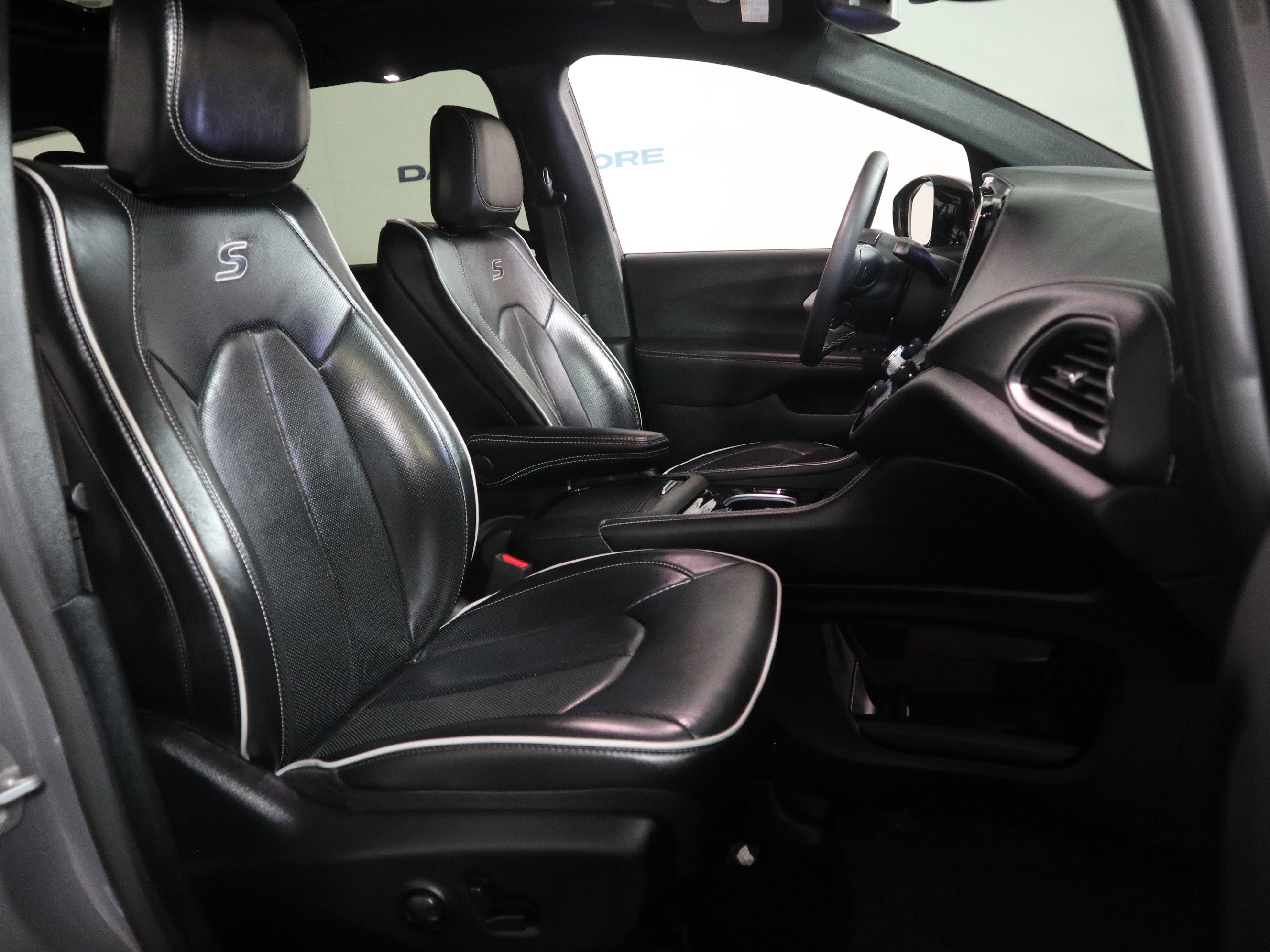 Used 2025 Chrysler Pacifica Limited image 20