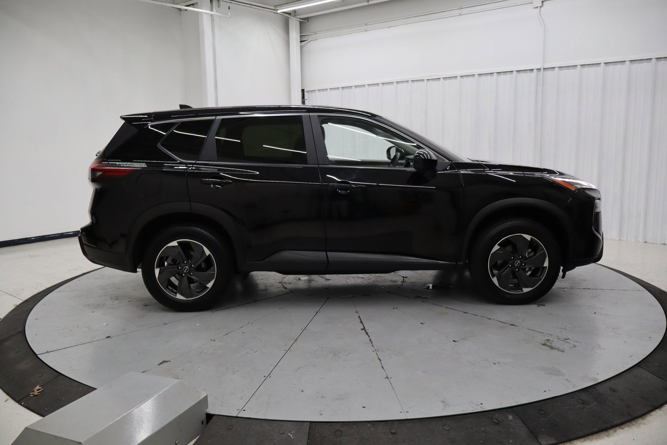 Used 2024 Nissan Rogue SV image 2