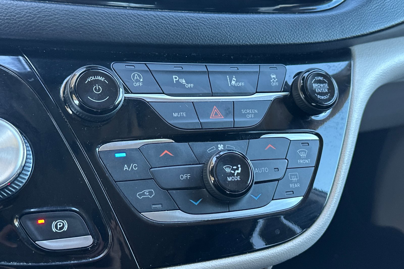 Used 2022 Chrysler Pacifica Touring-L image 21