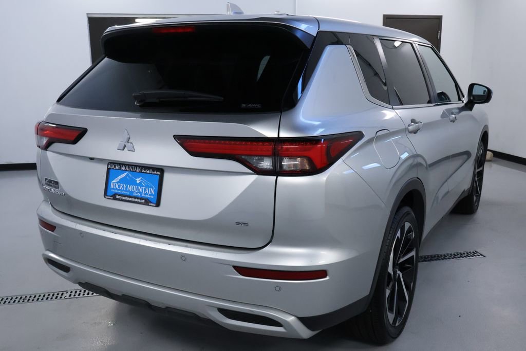 Used 2024 Mitsubishi Outlander SE Black Edition image 7