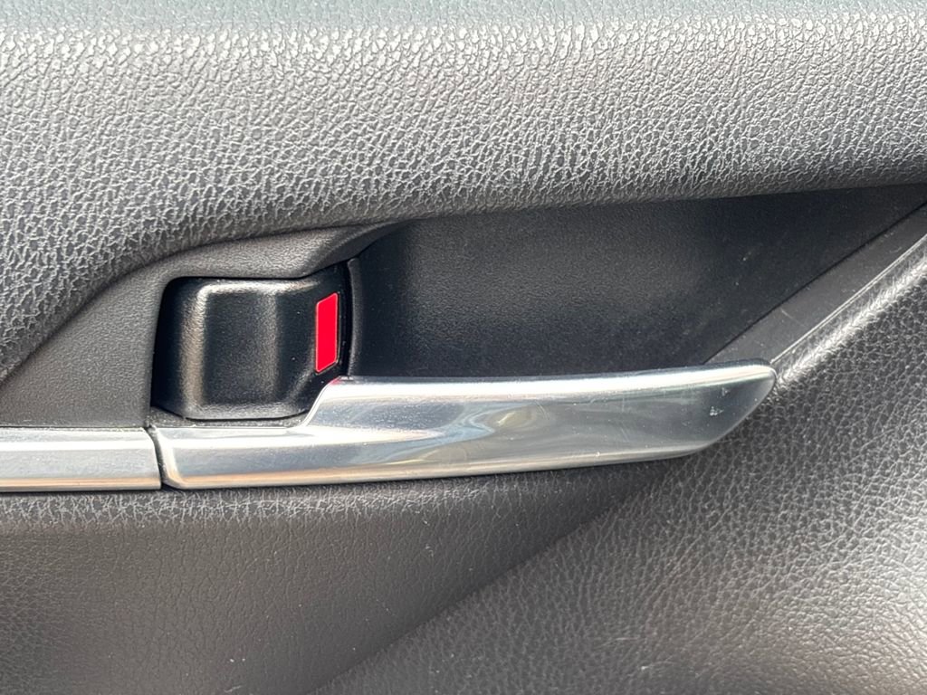 Used 2022 Toyota Camry SE image 5