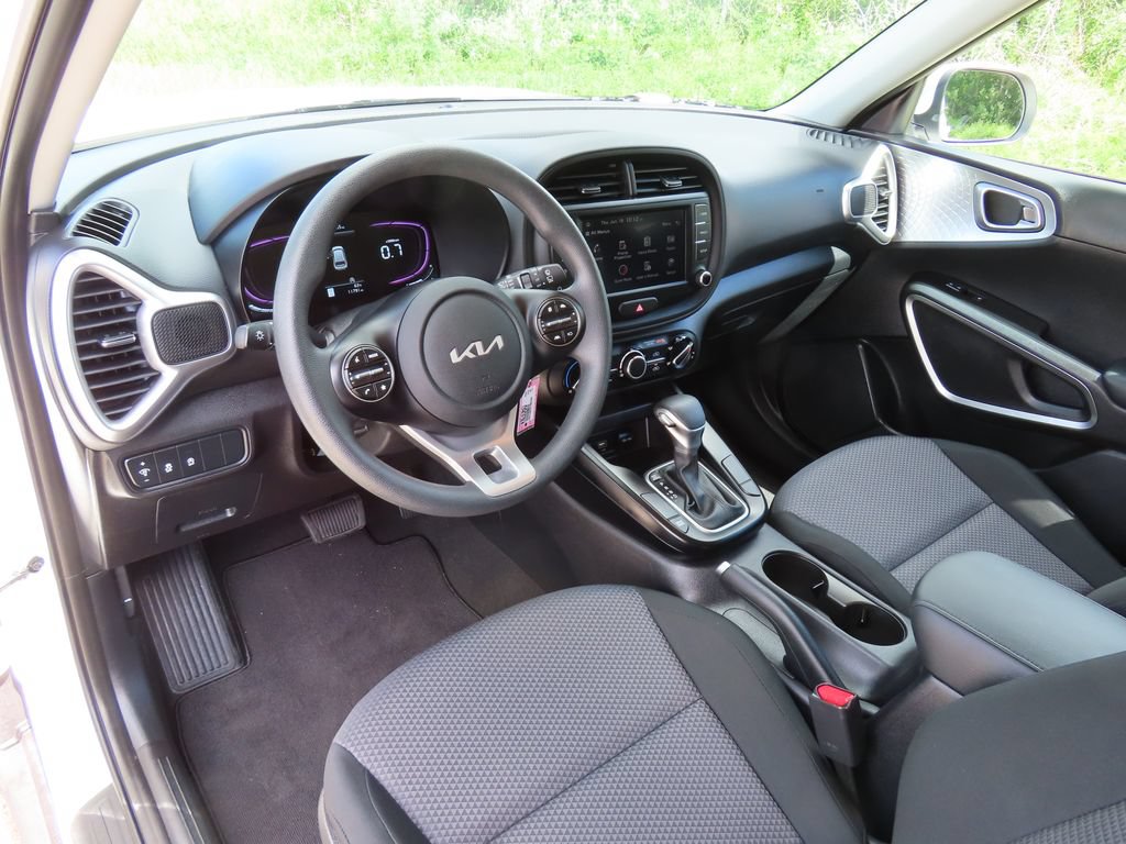 Certified 2025 Kia Soul LX w/ LX Technology Package FWD image 19