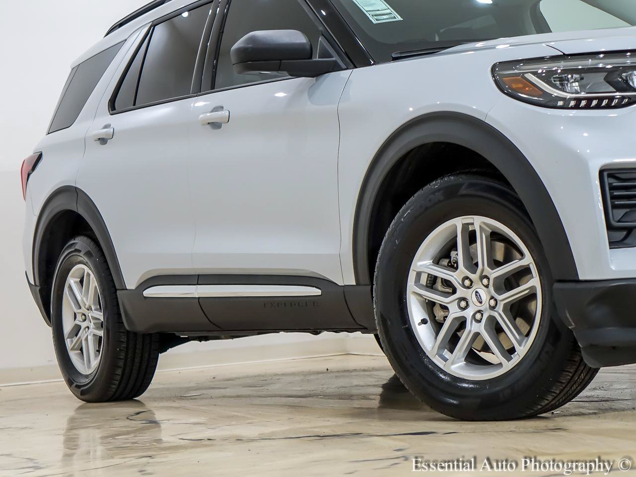 Used 2025 Ford Explorer Active AWD/4WD image 4