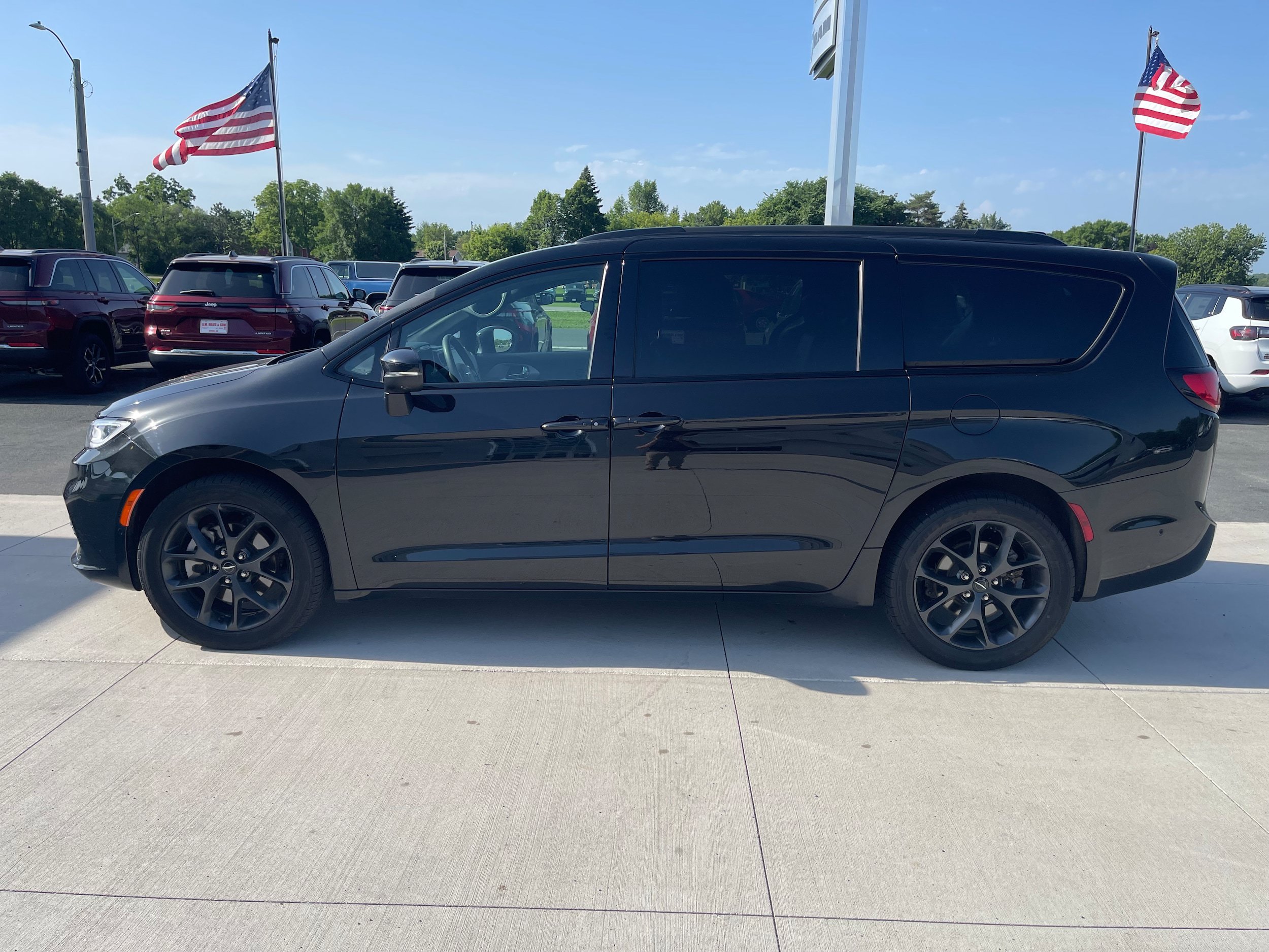 Used 2023 Chrysler Pacifica Touring-L w/ S Appearance Package AWD/4WD image 5