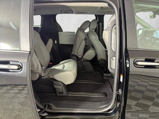 Used 2025 Toyota Sienna XLE w/ XLE Plus Package FWD image 16