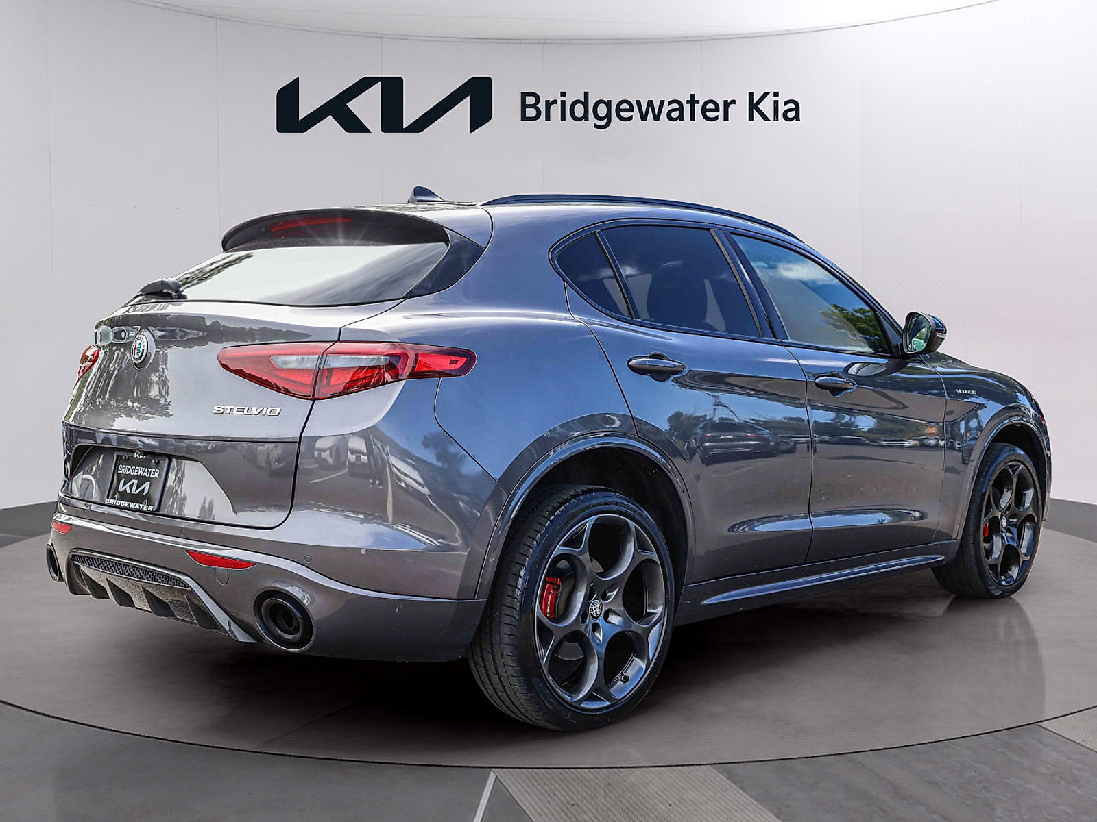 Used 2023 Alfa Romeo Stelvio Veloce AWD/4WD image 6