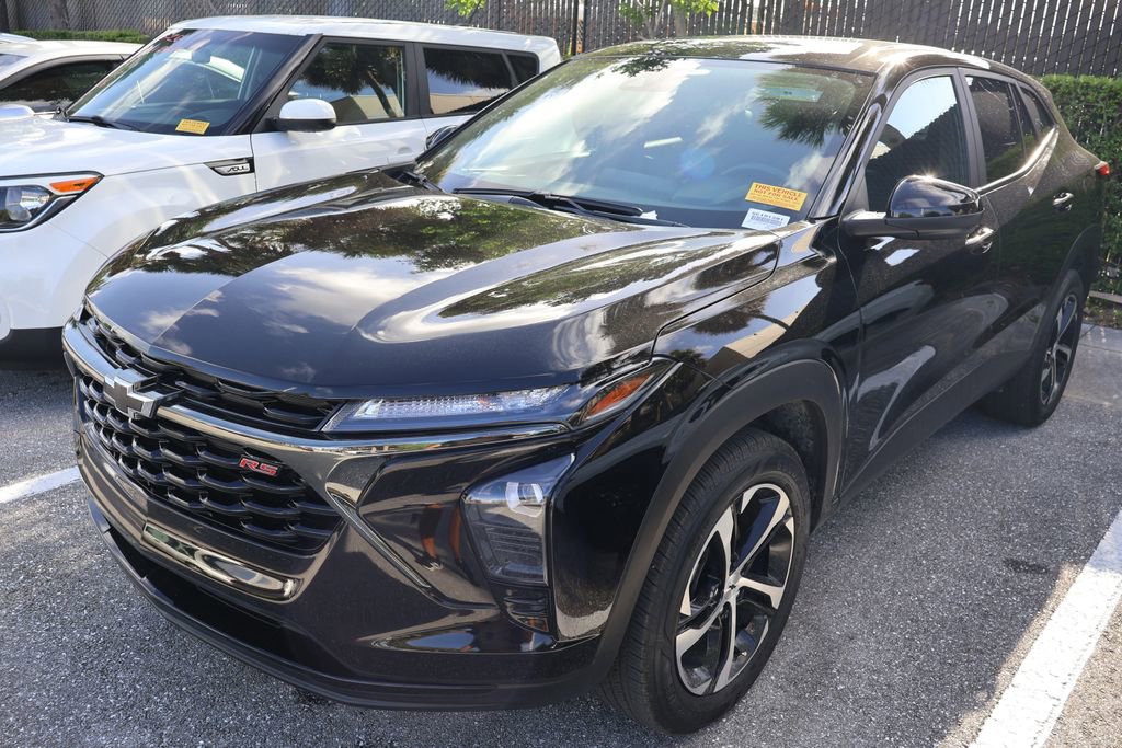 Used 2025 Chevrolet Trax RS w/ Driver Confidence Package FWD image 2