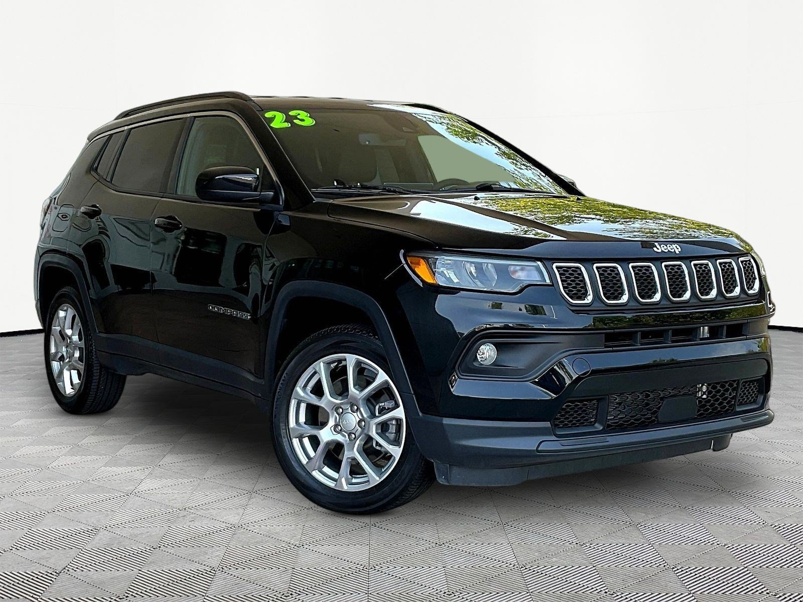 Used 2023 Jeep Compass Latitude AWD/4WD image 3