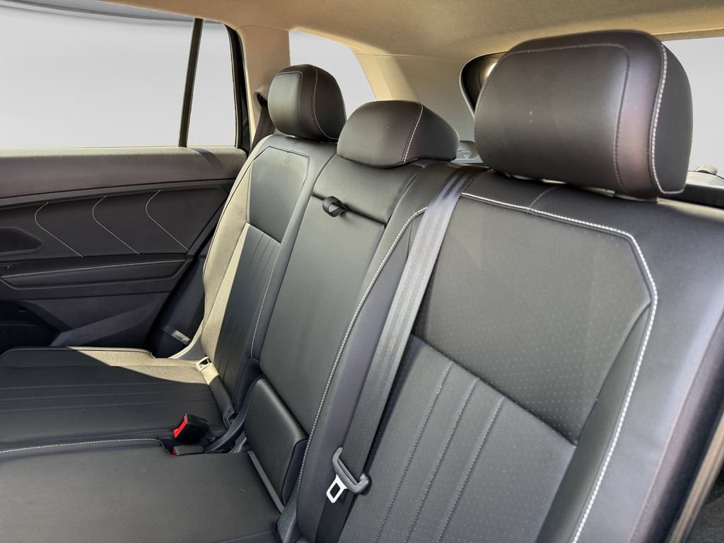 Used 2023 Volkswagen Tiguan SE AWD/4WD image 35