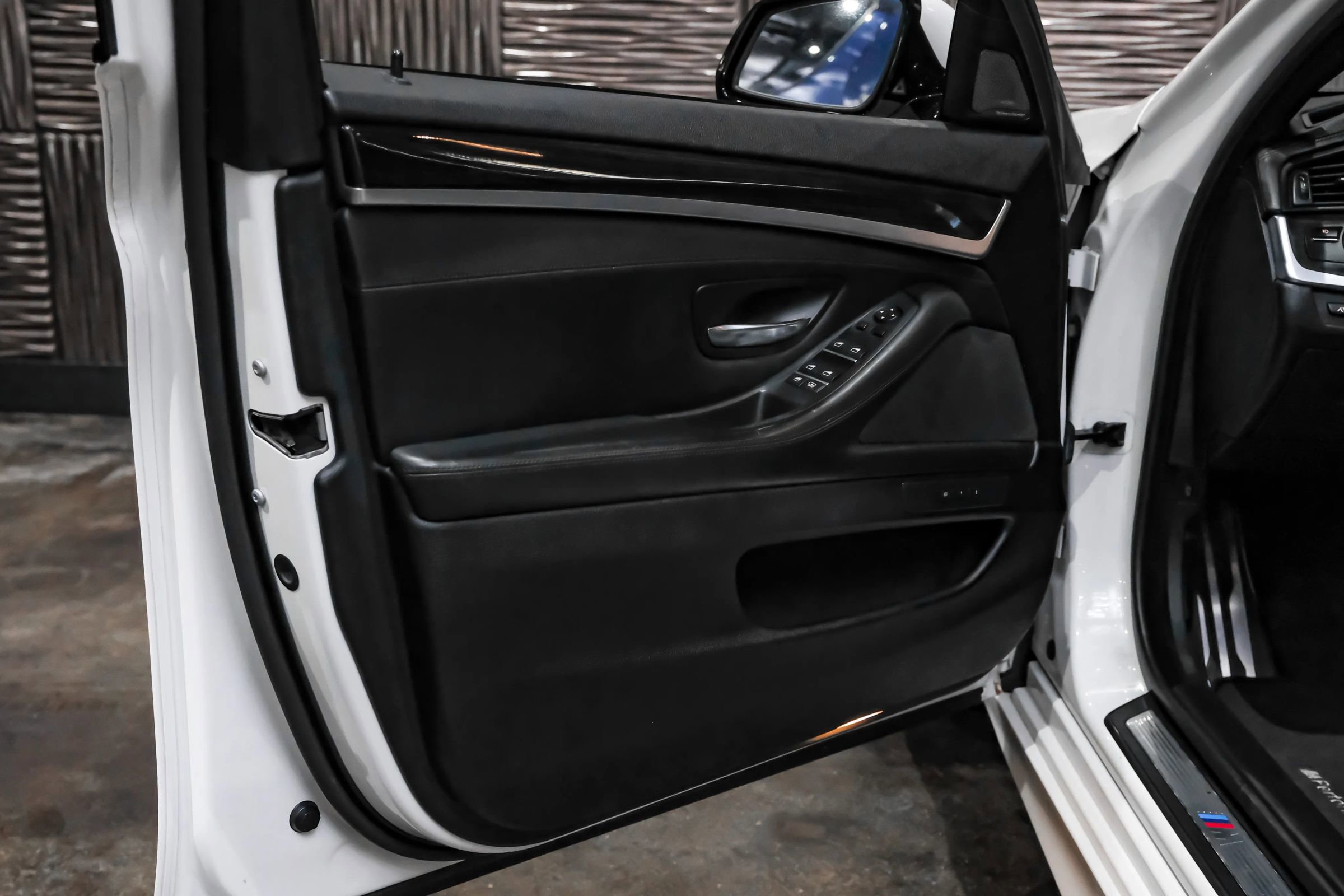 Used 2016 BMW 550i xDrive Sedan AWD/4WD image 39