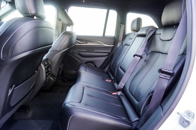 New 2025 Jeep Grand Cherokee Limited w/ Black Appearance Package image 8