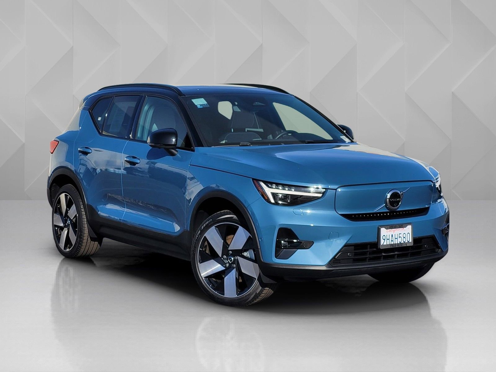 Certified 2023 Volvo XC40 Recharge Ultimate w/ Protection Package Premier image 8