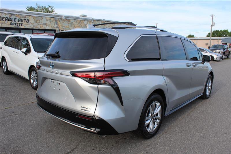 Used 2022 Toyota Sienna Limited FWD image 7