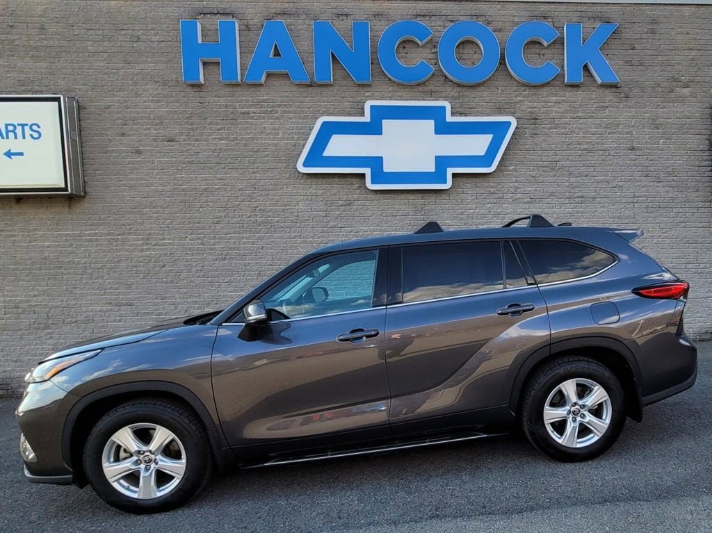 Used 2022 Toyota Highlander LE image 1