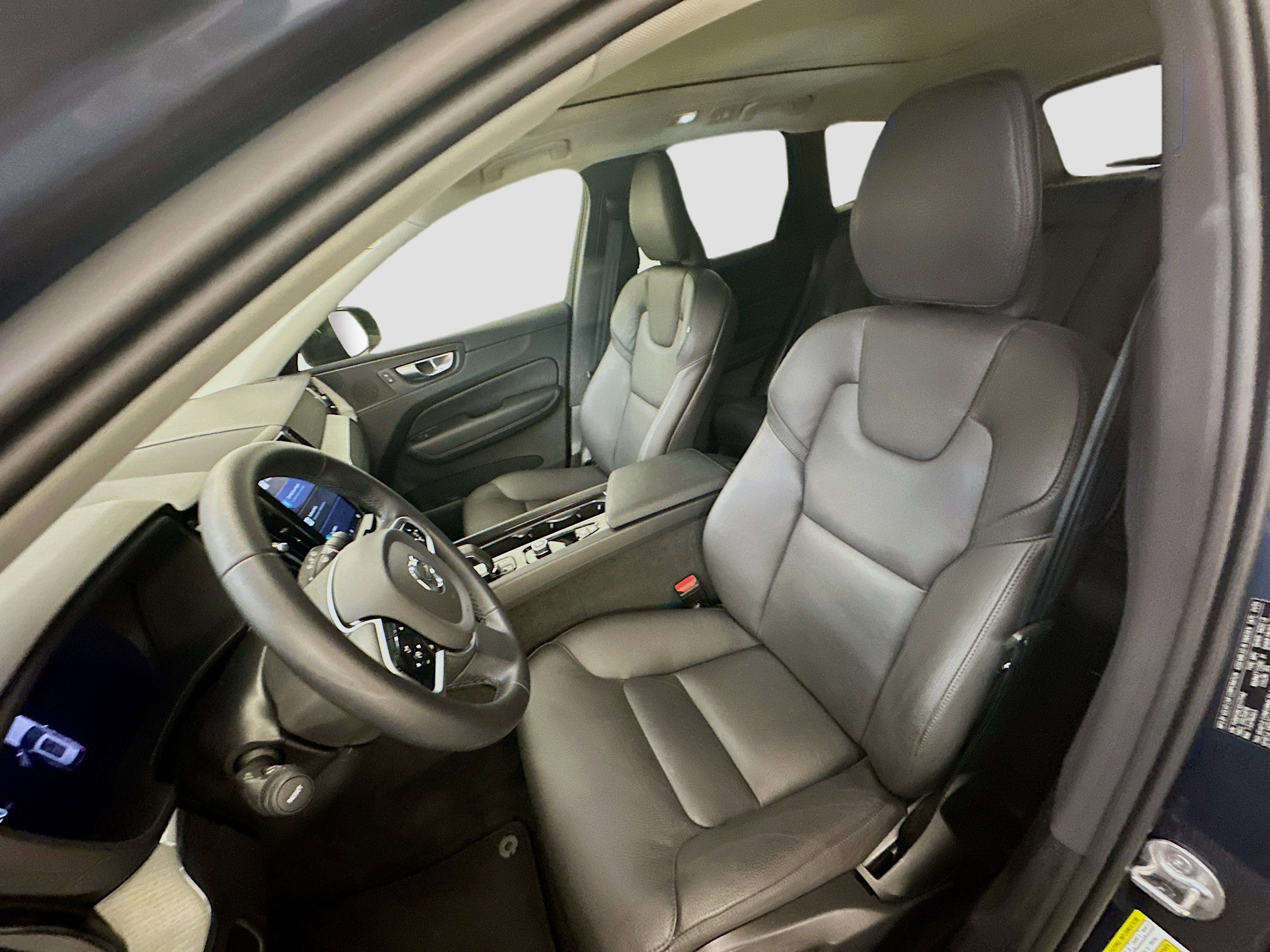 Used 2025 Volvo XC60 B5 Plus image 13