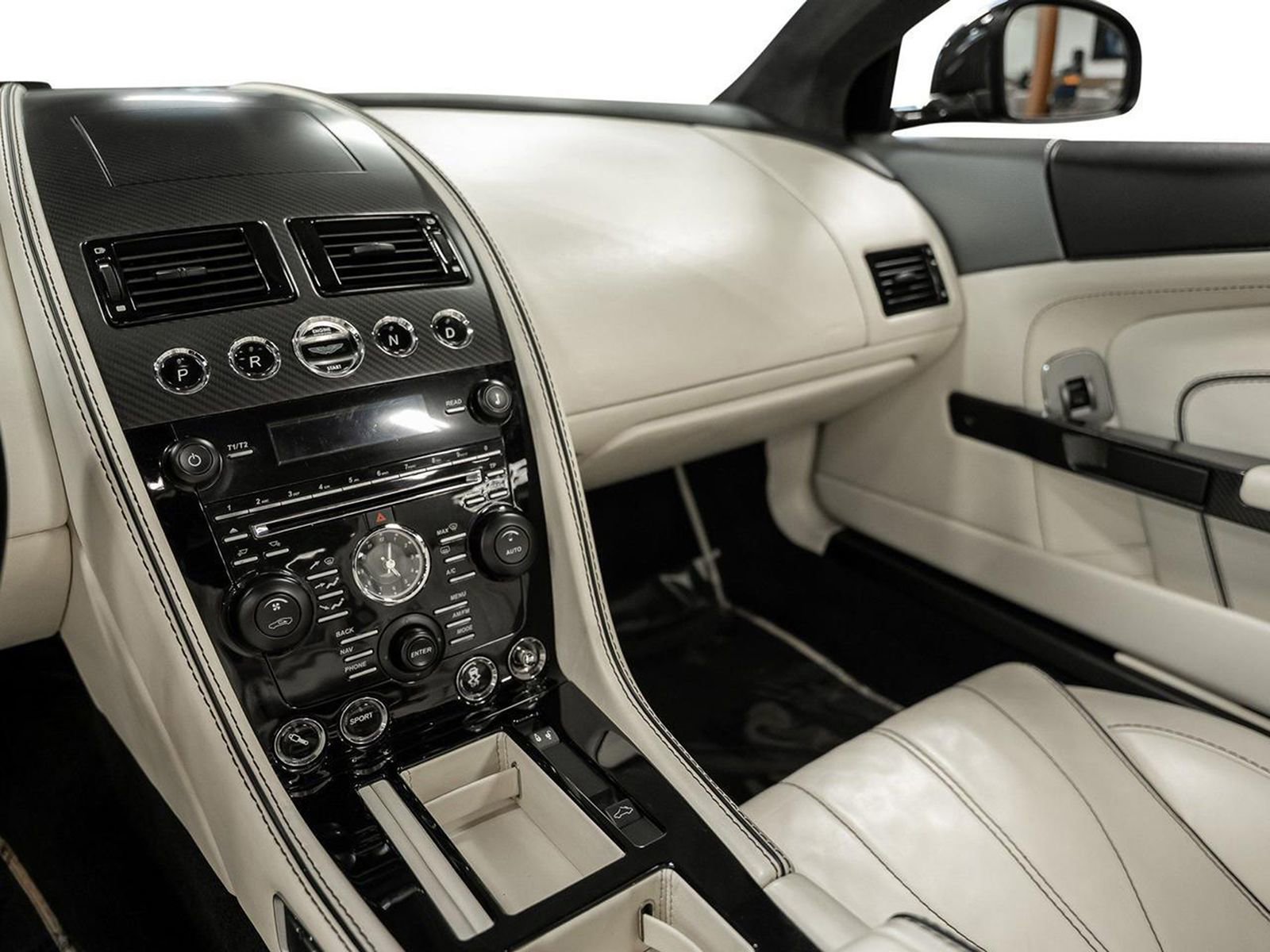 Used 2015 Aston Martin DB9 Volante image 45