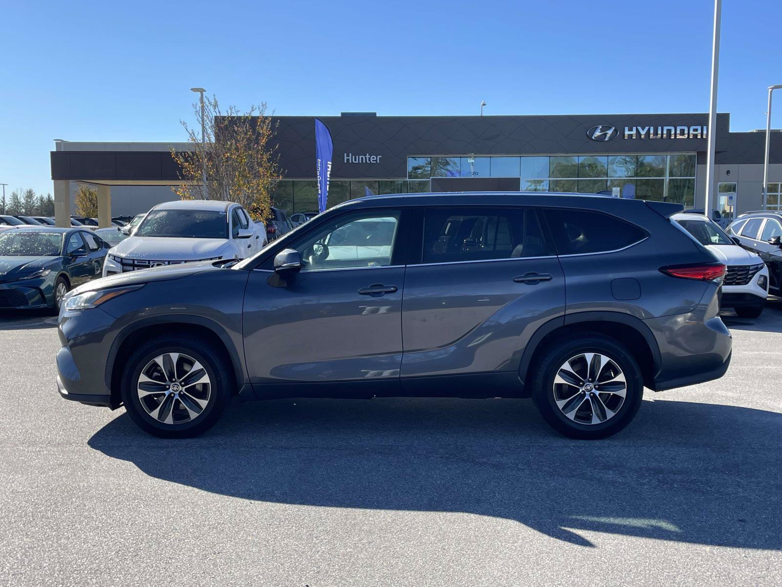 Used 2020 Toyota Highlander XLE FWD image 25