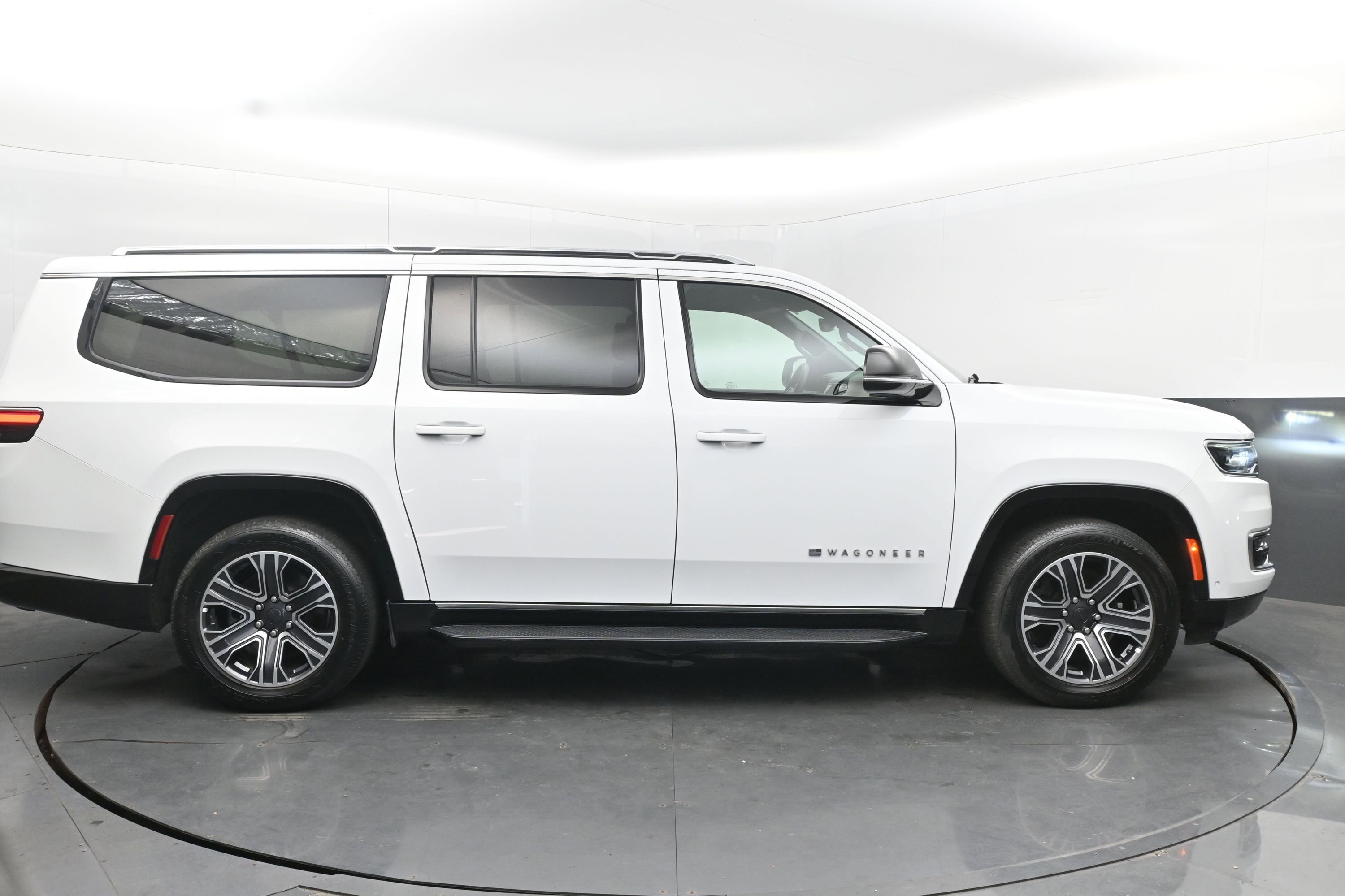 Used 2023 Jeep Wagoneer L Series II image 10