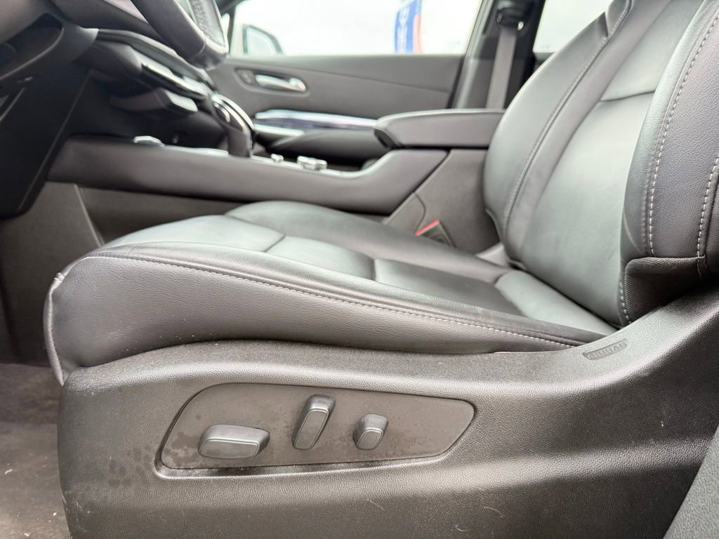 Used 2023 Cadillac XT4 Luxury w/ Cold Weather Package image 10