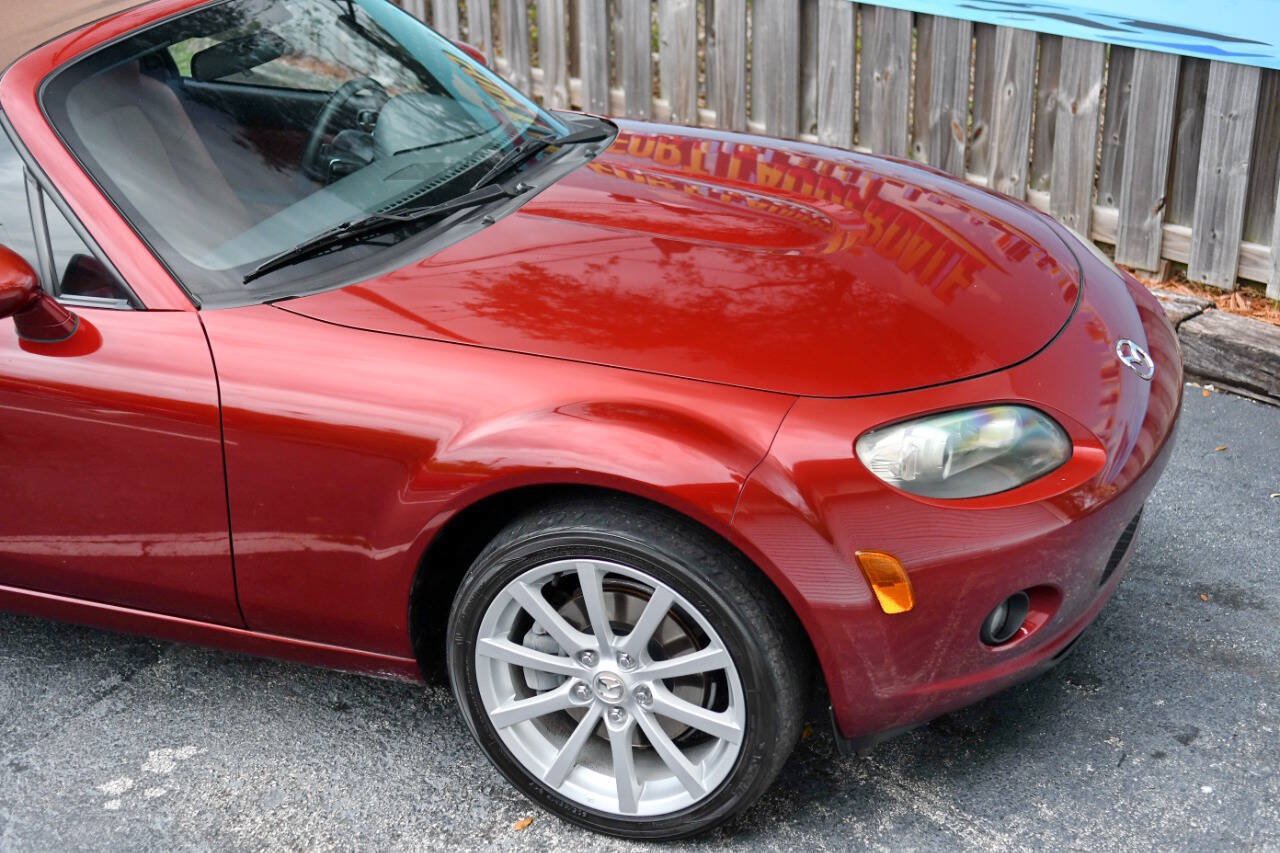 Used 2006 MAZDA MX-5 Miata Grand Touring w/ Premium Pkg RWD image 38
