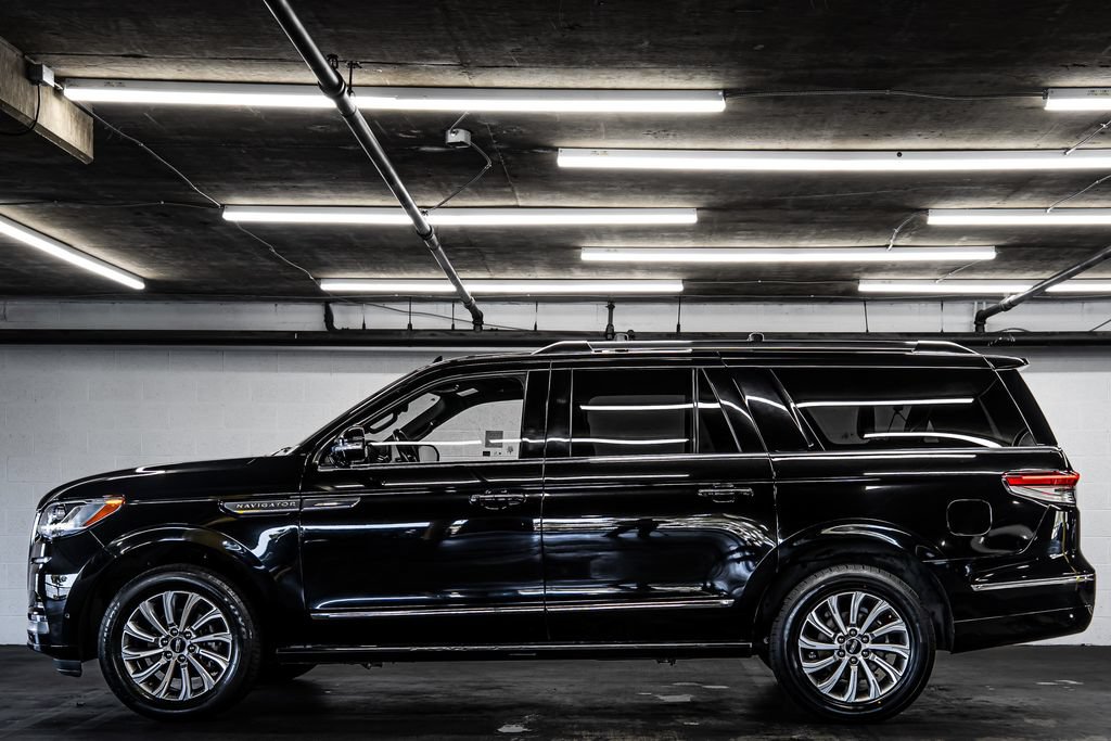 Used 2024 Lincoln Navigator L 4WD image 2