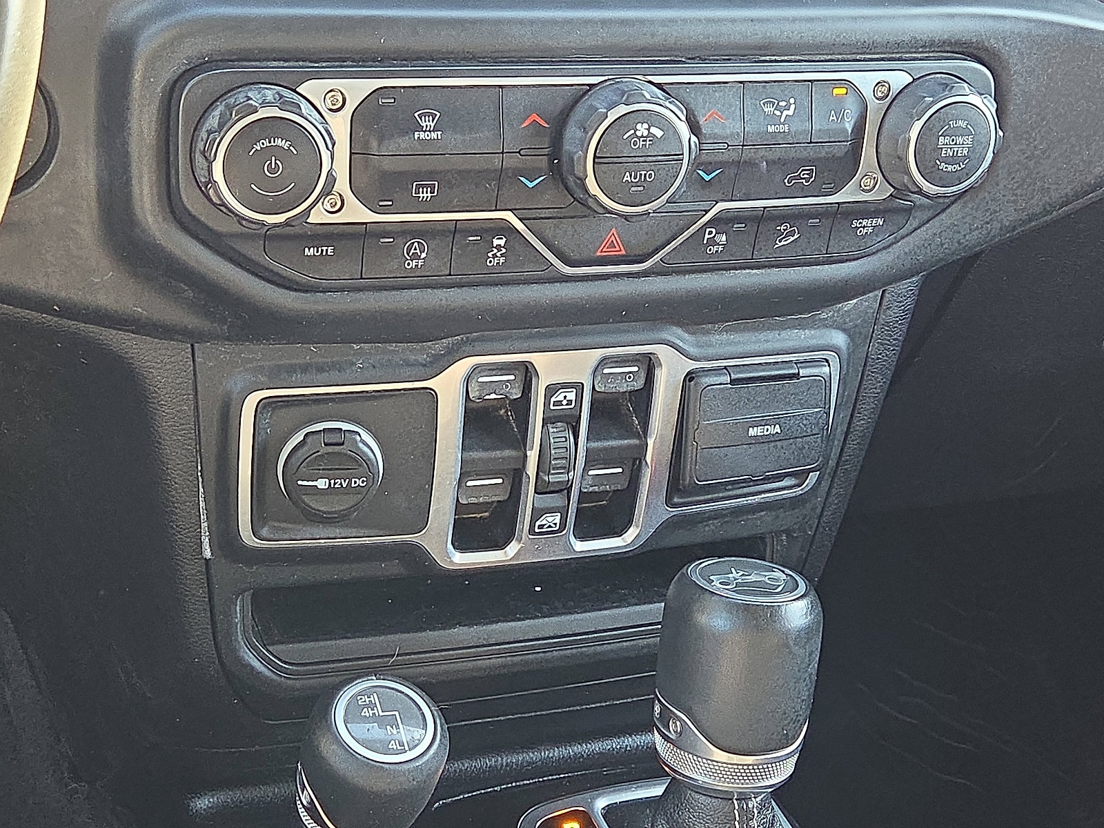 Used 2018 Jeep Wrangler Unlimited Sahara image 20