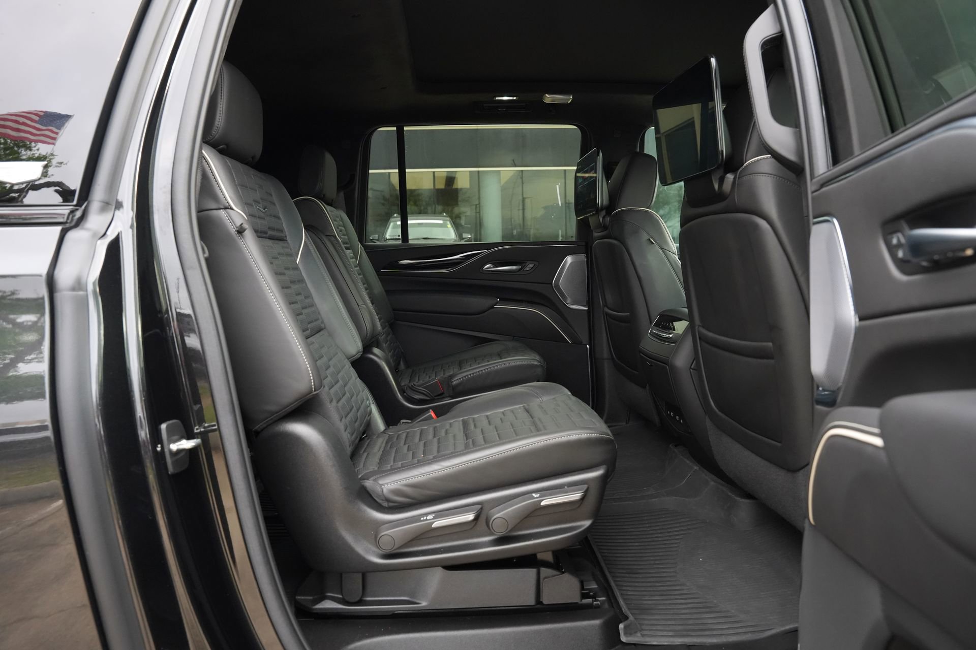 Certified 2024 Cadillac Escalade ESV V w/ Heavy-Duty Trailer Package image 25