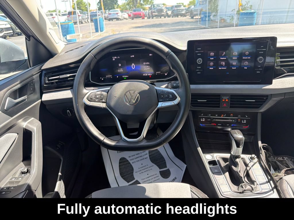 Used 2025 Volkswagen Jetta SE w/ Sunroof Package FWD image 17