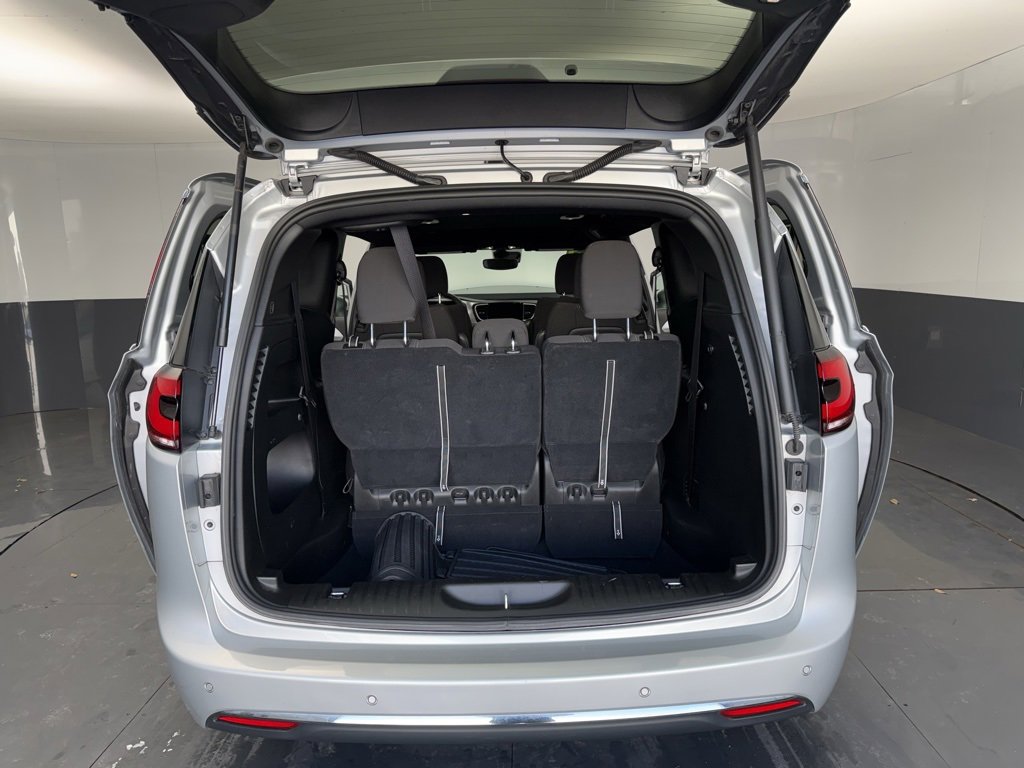 Used 2023 Chrysler Pacifica Touring image 6