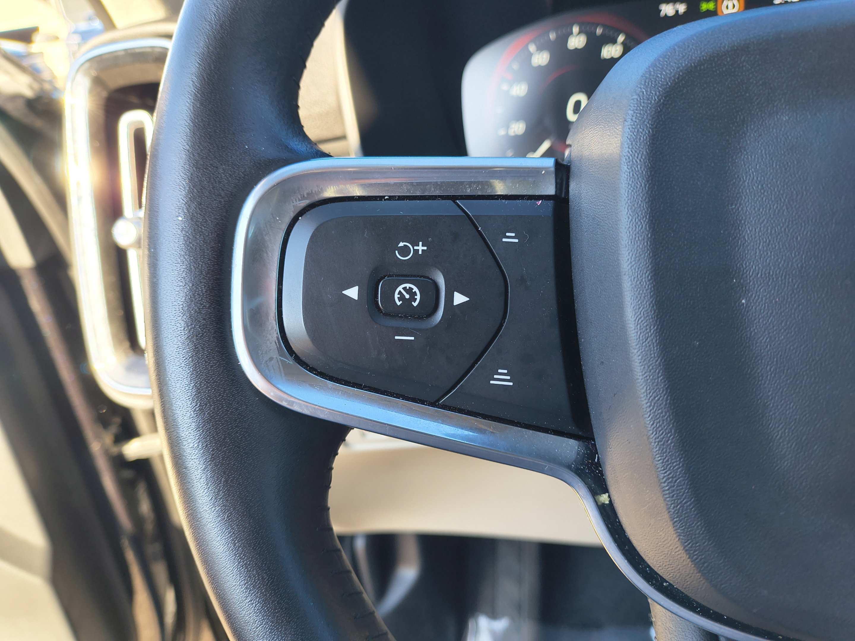 Used 2019 Volvo XC40 T4 Momentum FWD image 28