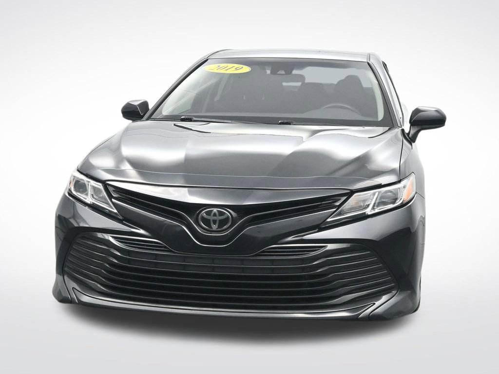 Used 2019 Toyota Camry LE image 2