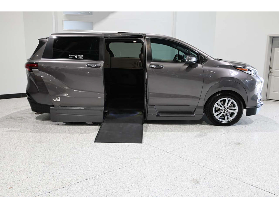 Used 2022 Toyota Sienna Platinum AWD/4WD image 17
