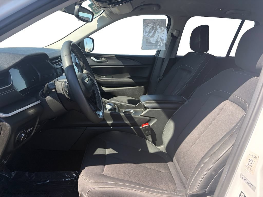 Used 2024 Jeep Grand Cherokee Laredo RWD image 10
