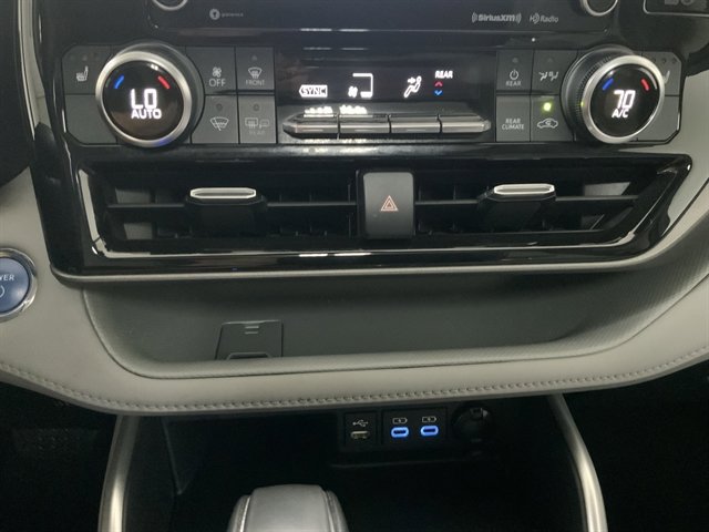 Used 2022 Toyota Highlander XLE AWD/4WD image 31