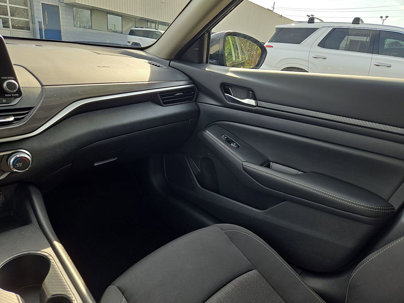 Used 2025 Nissan Altima 2.5 SV image 11