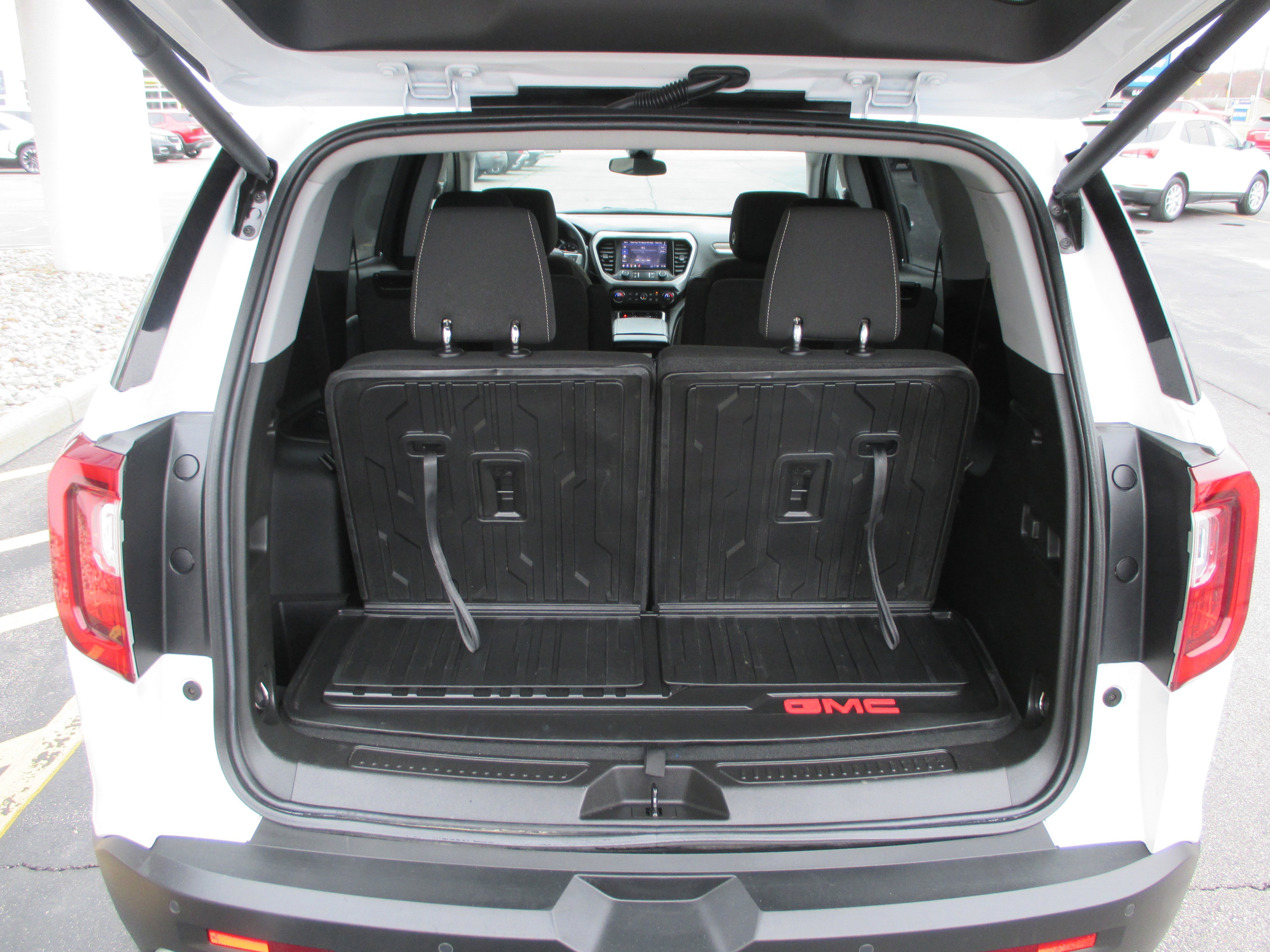 Used 2023 GMC Acadia SLE w/ Driver Convenience Package FWD image 10