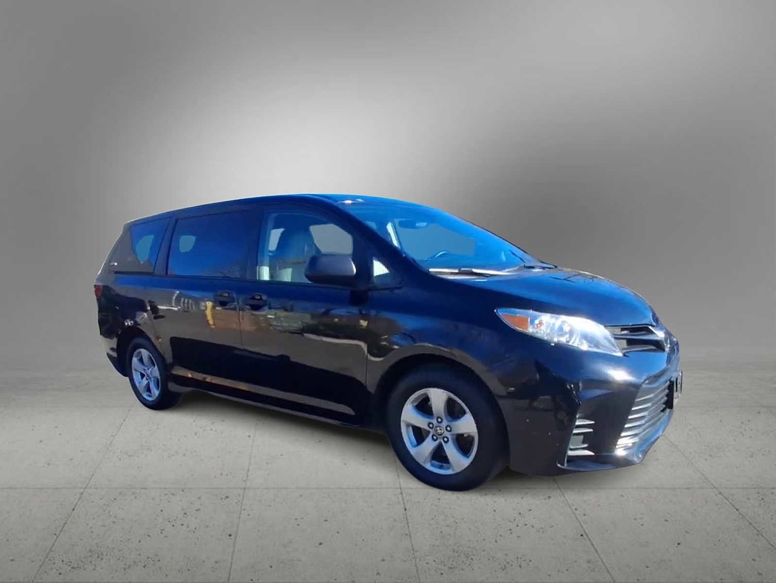 Used 2020 Toyota Sienna L image 2