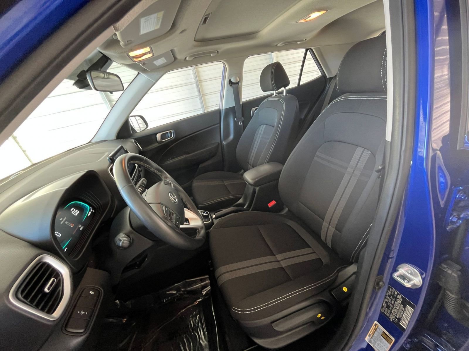 Used 2025 Hyundai Venue SEL image 23