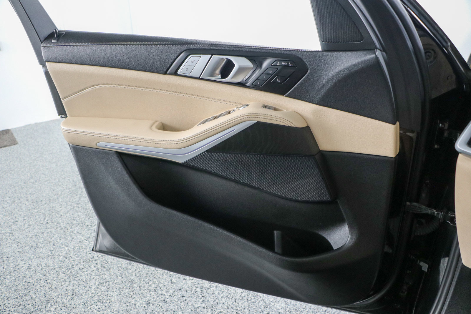 Used 2022 BMW X7 xDrive40i w/ Cold Weather Package image 22