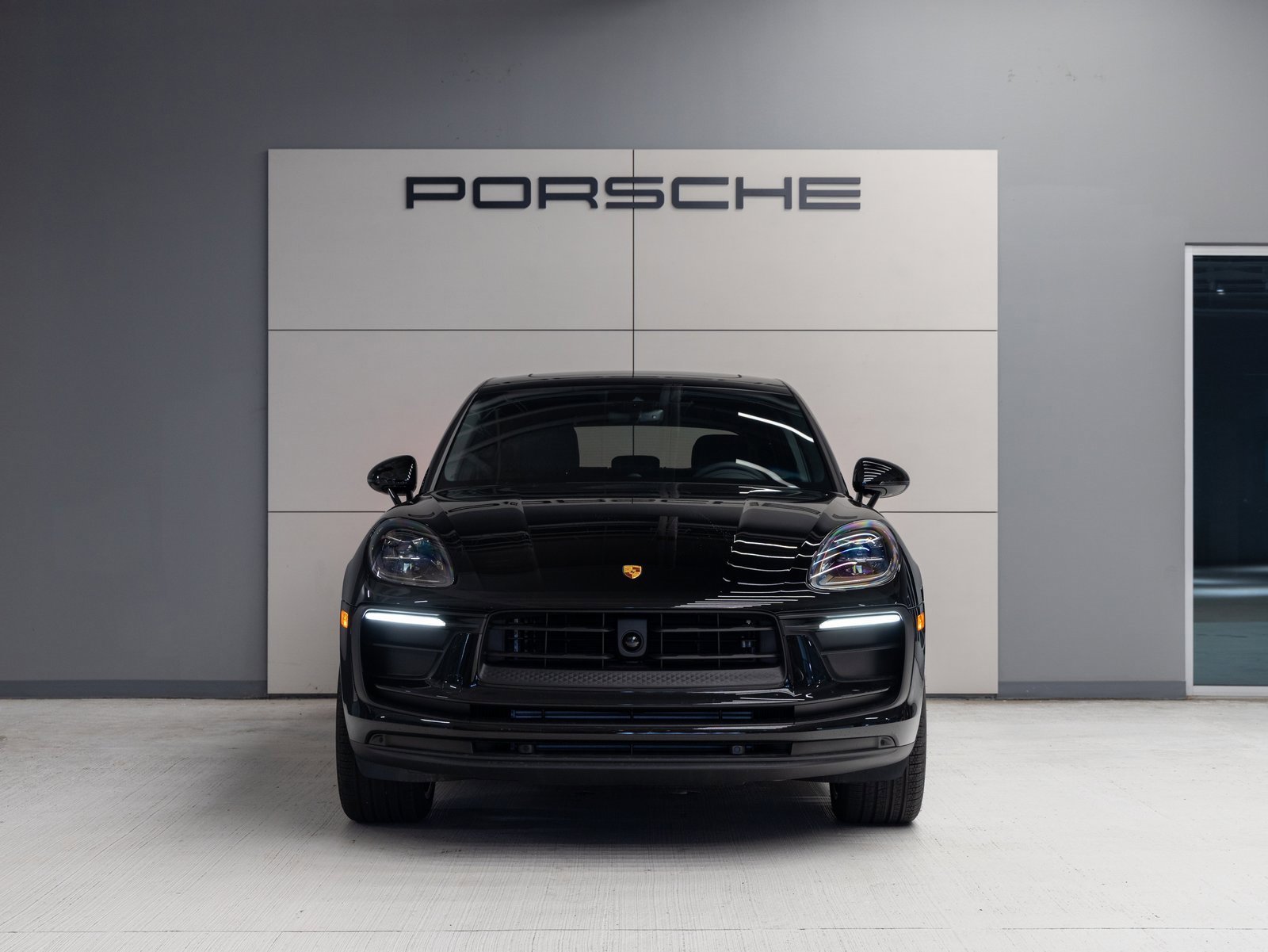 Used 2025 Porsche Macan image 10