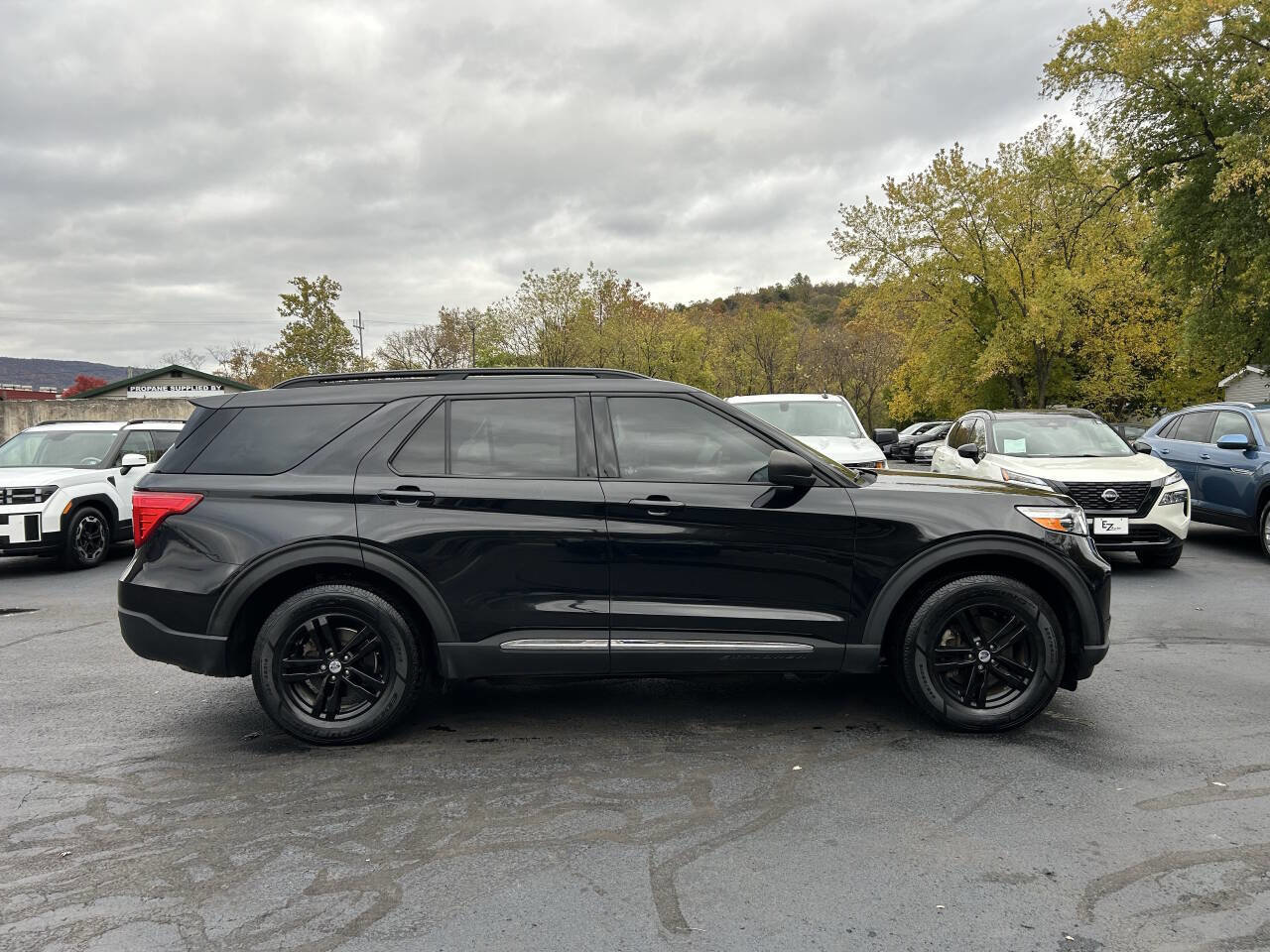 Used 2021 Ford Explorer XLT w/ Equipment Group 202A image 2