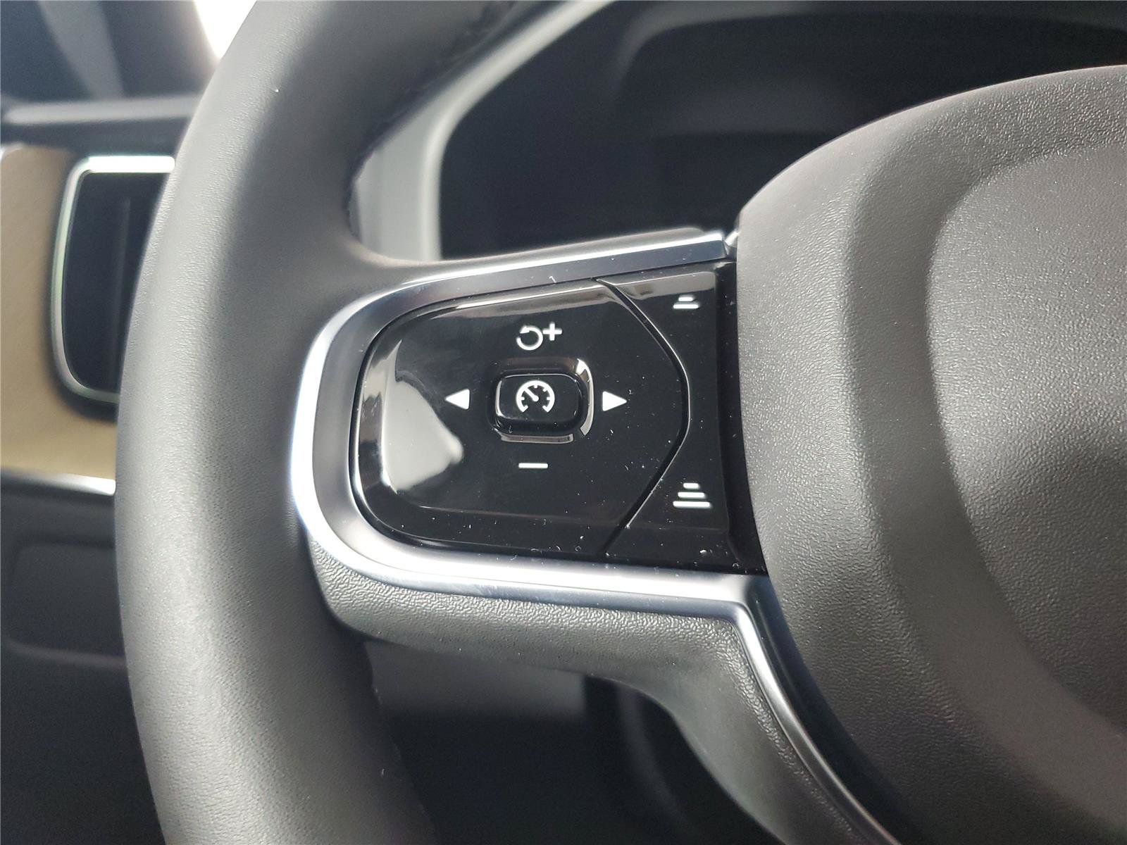 New 2026 Volvo XC60 B5 Plus w/ Protection Package Premier AWD/4WD image 25