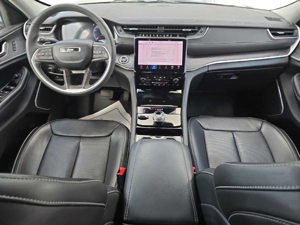 Used 2023 Jeep Grand Cherokee Limited w/ Luxury Tech Group II AWD/4WD image 9