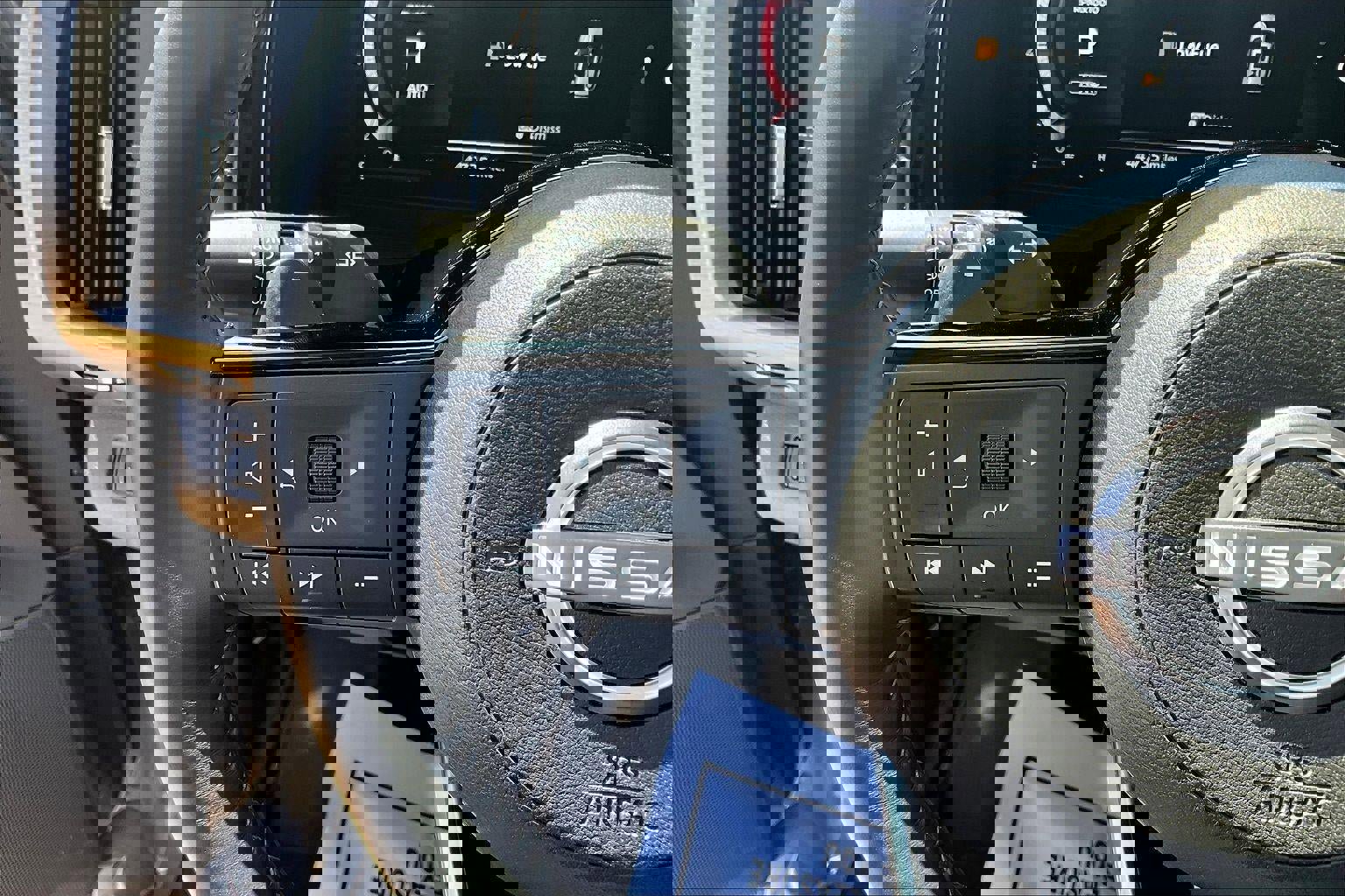 Used 2024 Nissan Pathfinder Platinum image 11