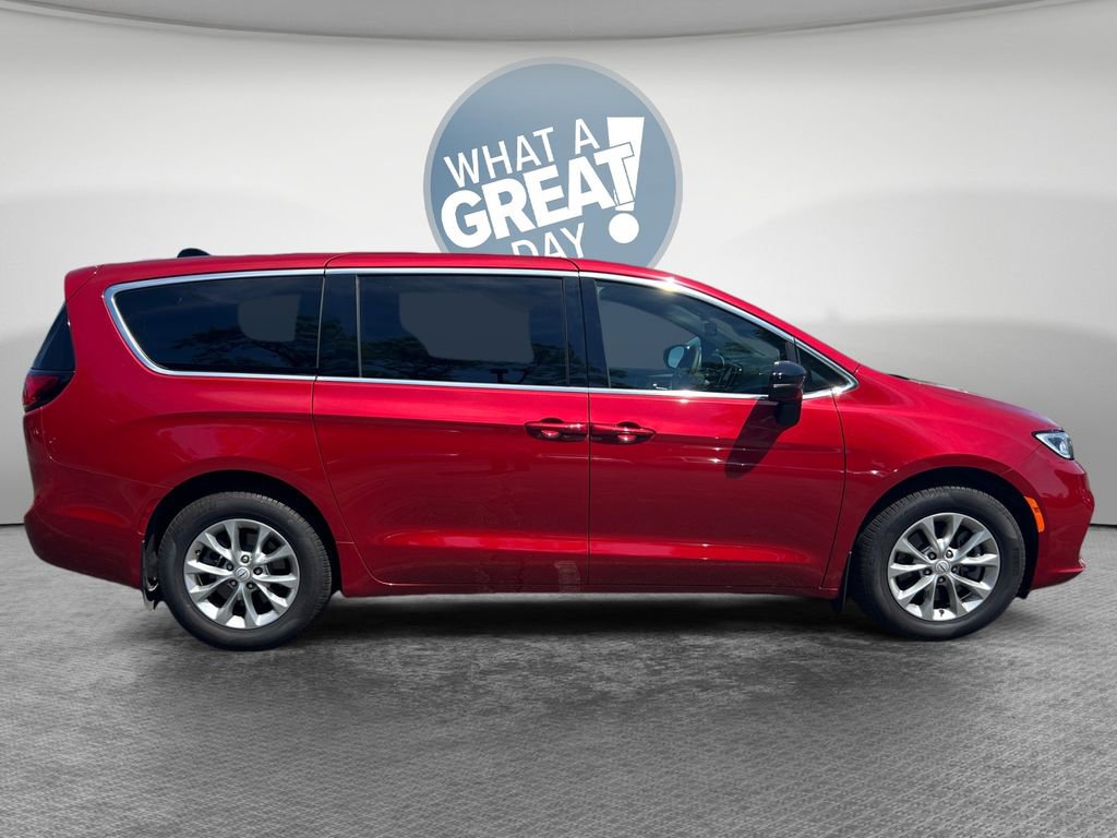 Used 2025 Chrysler Pacifica Select AWD/4WD image 2